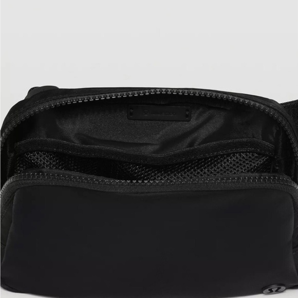 🆕 NWT Lululemon Everywhere Belt Bag 1L Black - Picture 9 of 9